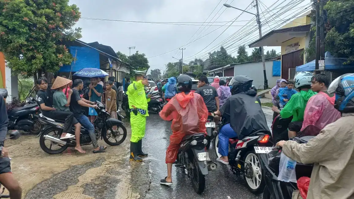 satlantas-polresta-padang-sigap-atur-arus-lalu-lintas-pasca-banjir-besar-di-lubuk-minturun