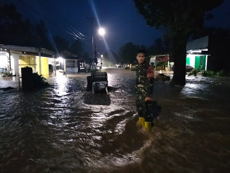 warga-sampan-pariaman-berjaga-semalaman-dari-ancaman-banjir