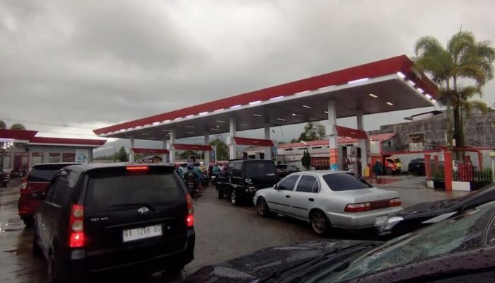 Warga Bukittinggi Resah, Antrean BBM Mengular Panjang