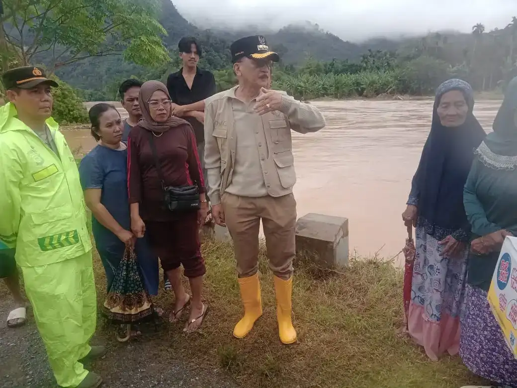 turun-langsung-ke-tarusan,-bupati-pessel-hendrajoni-pastikan-semua-wilayah-terdampak-banjir-menjadi-perhatian