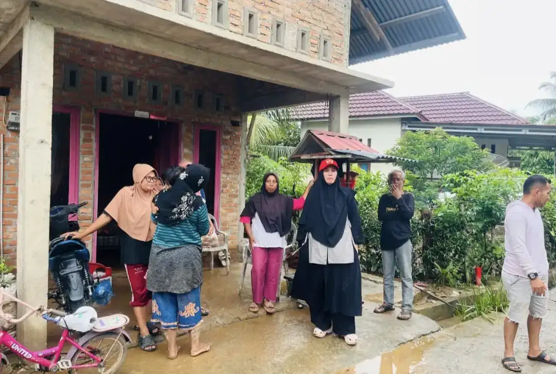 anggota-dprd-sri-kumala-dewi-salurkan-bantuan-untuk-korban-banjir-bandang-di-batang-kapas