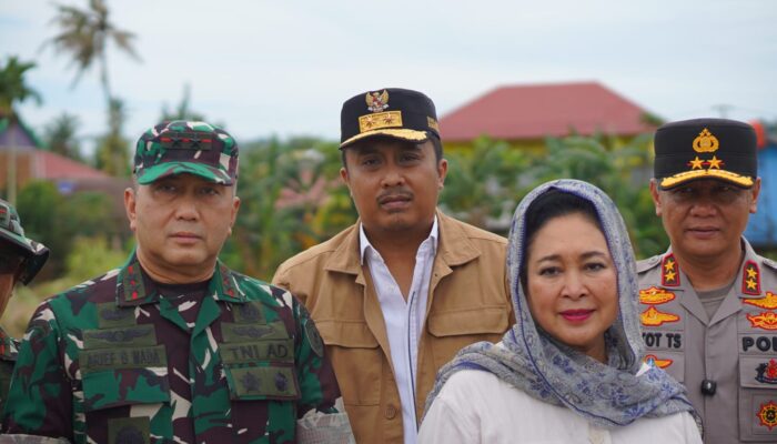 Titiek Soeharto Dampingi Wagub Meninjau Dampak Banjir Bandang