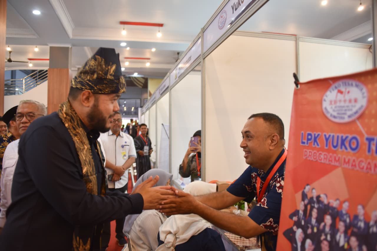 Wali Kota Padang Fadly Amran membuka Padang Job Fair 2025 di Gedung Bagindo Aziz Chan Youth Center, dihadiri perwakilan BP2MI dan Kemenaker RI.