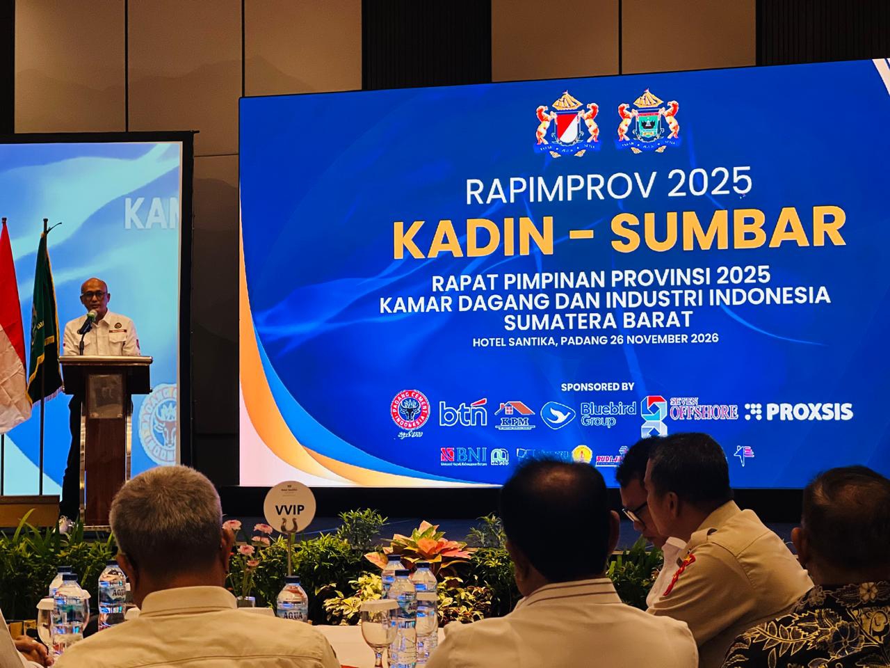 Ketua KADIN Sumbar memberikan sambutan saat membuka Rapimprov 2025 tentang program 3 juta rumah di Padang.