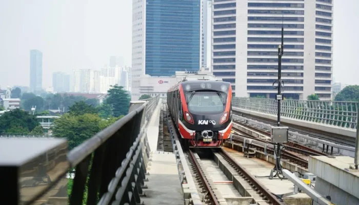 KAI Amankan Jalur LRT Jabodebek dari Ancaman Pohon Tumbang
