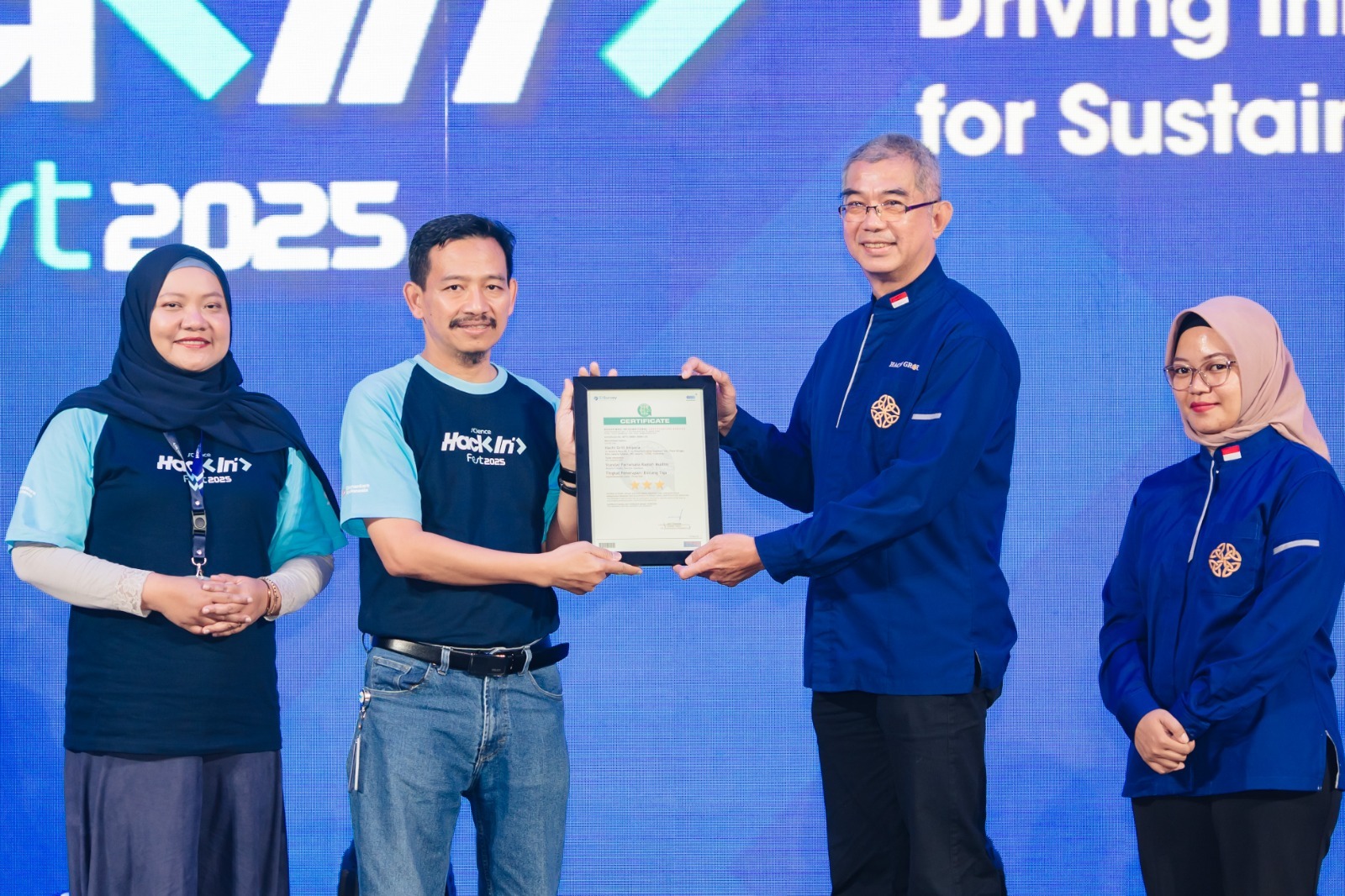 Penyerahan Sertifikasi Pariwisata Ramah Muslim dari Sucofindo kepada Hachi Grill Ampera di Jakarta.