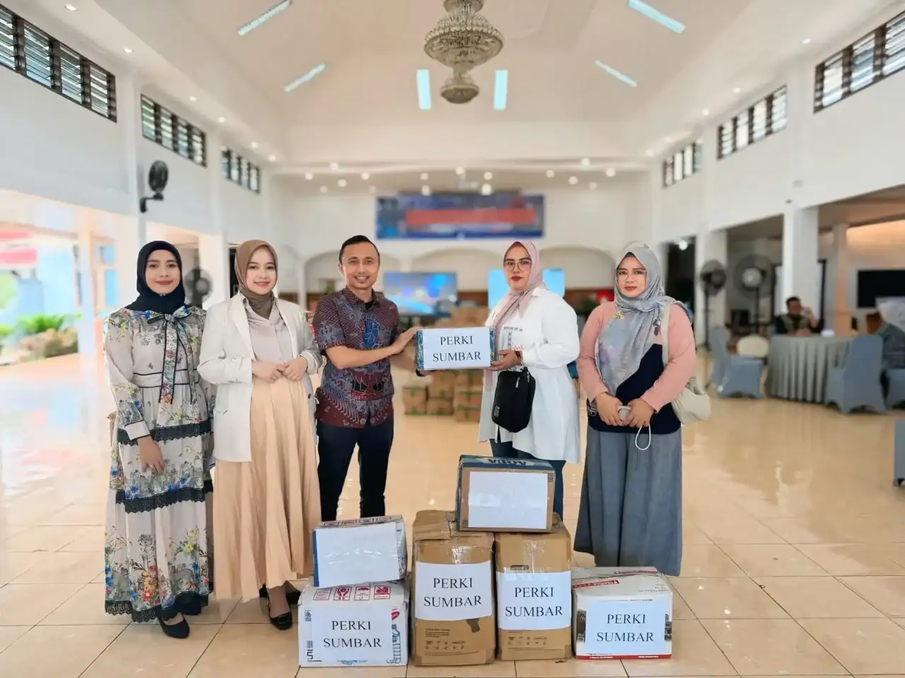 perki-sumbar-peduli-korban-banjir-kota-padang,-diserahkan-ny.-dian-puspita