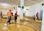 Semen Padang Kerahkan Armada, Bersihkan Masjid Pascabanjir