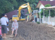 Walikota Padang Tinjau, Beri Bantuan Korban Banjir Tabing