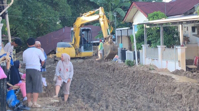 didatangi-walikota-padang,-korban-banjir-di-tabing-banda-gadang-akhirnya-lega