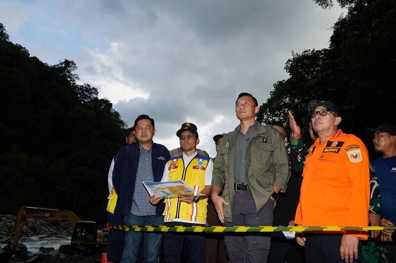 tiba-di-tanah-datar,-menko-infrastruktur-ahy-pastikan-akses-di-silaiang-segera-diperbaiki