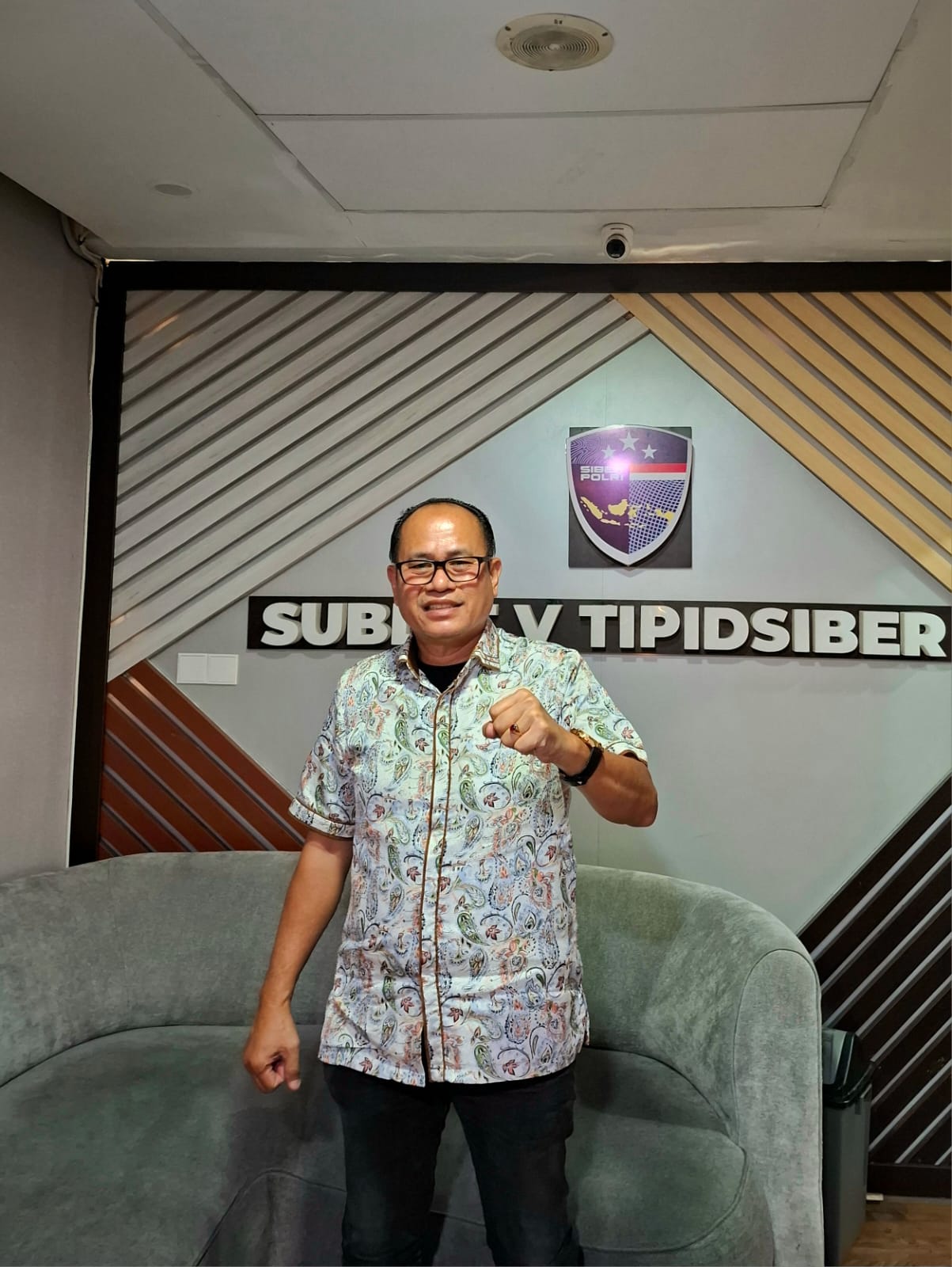 posting-pembalakan-hutan-di-medsos,-anggota-dprd-pessel-novermal-dimintai-keterangan-penyidik-polda-sumbar