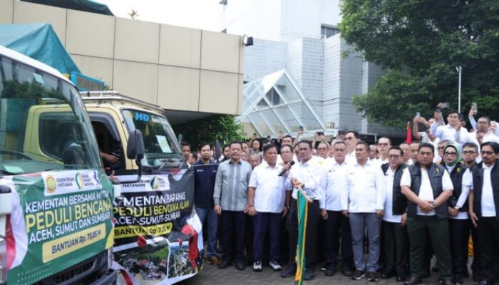 Mentan Gerakkan Ratusan Truk, Salurkan Bantuan Sumatera