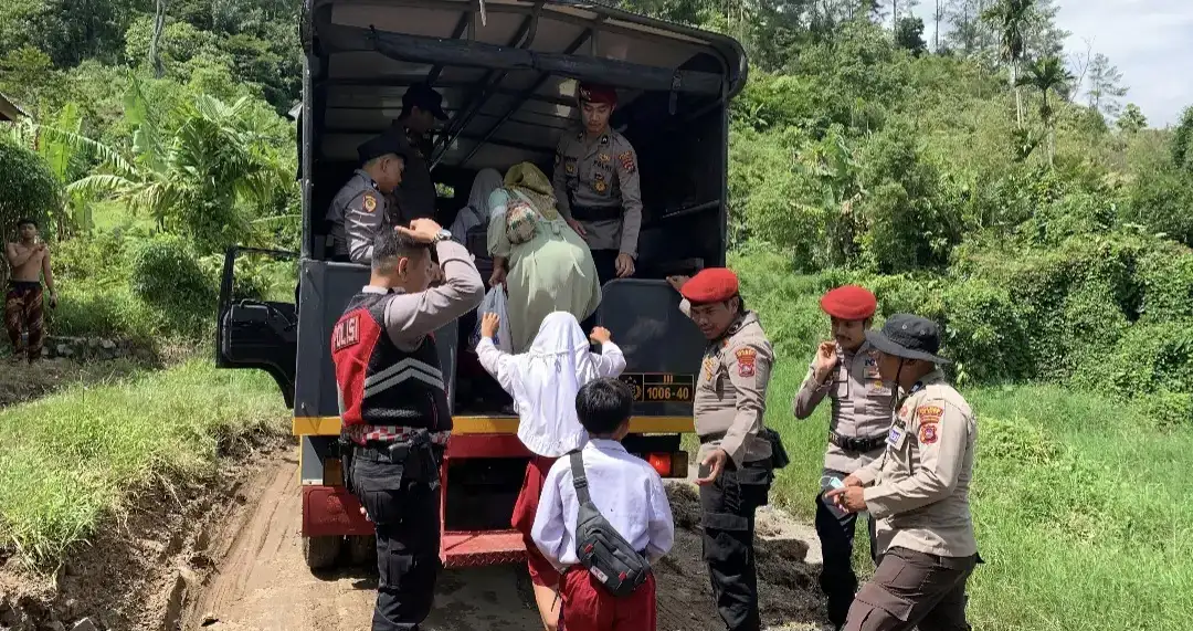 tim-tanggap-darurat-polres-50-kota-bantu-pelajar-berangkat-ke-sekolah