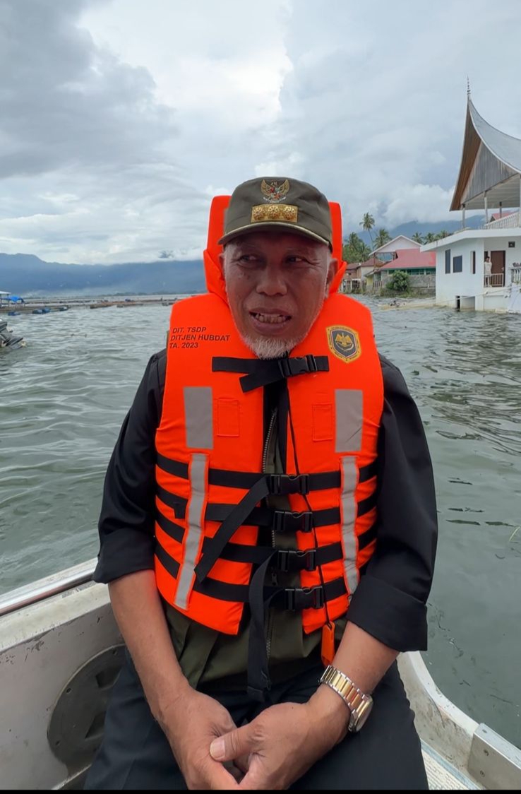 akses-terputus,-mahyeldi-naik-speedboat-sambangi-warga-sungai-batang-yang-terisolir