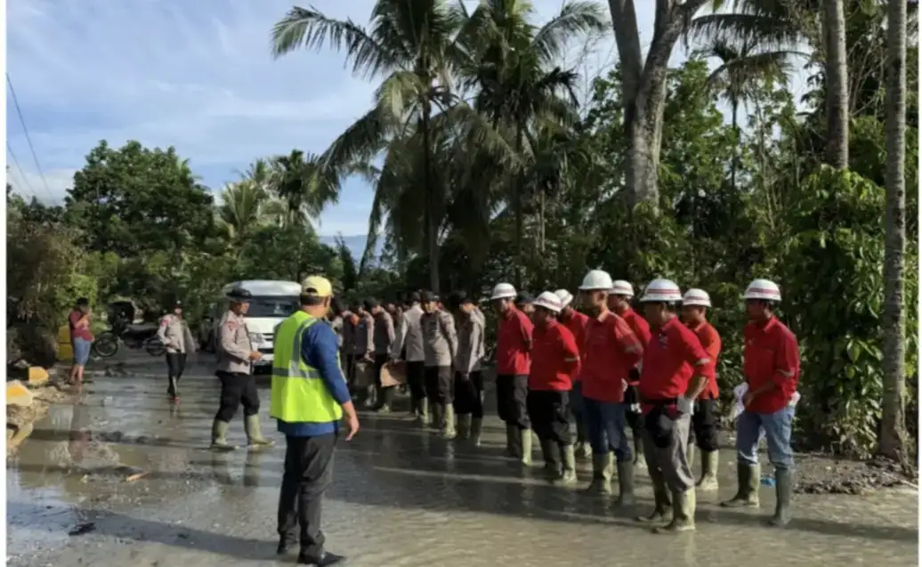 kirim-petugas-dan-alat-berat-ke-malalo,-target-pt-brm-bersihkan-63-rumah-dan-kawasan-terdampak-galodo