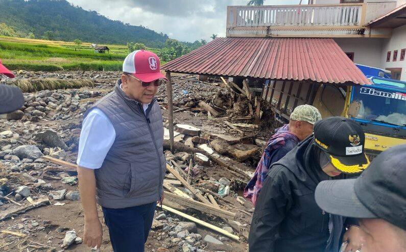 tinjau-malalak,-irman-gusman-salurkan-bantuan-1-ton-beras-untuk-dua-lokasi