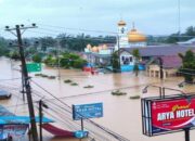 Banjir Merendam Kota, Warga Terus Berupaya Dapatkan Air Bersih