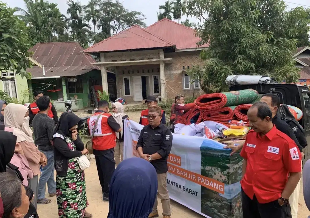 pt-asi-dan-pmi-sumbar-salurkan-bantuan-untuk-korban-banjir-di-guo-lubuak-tampuruang
