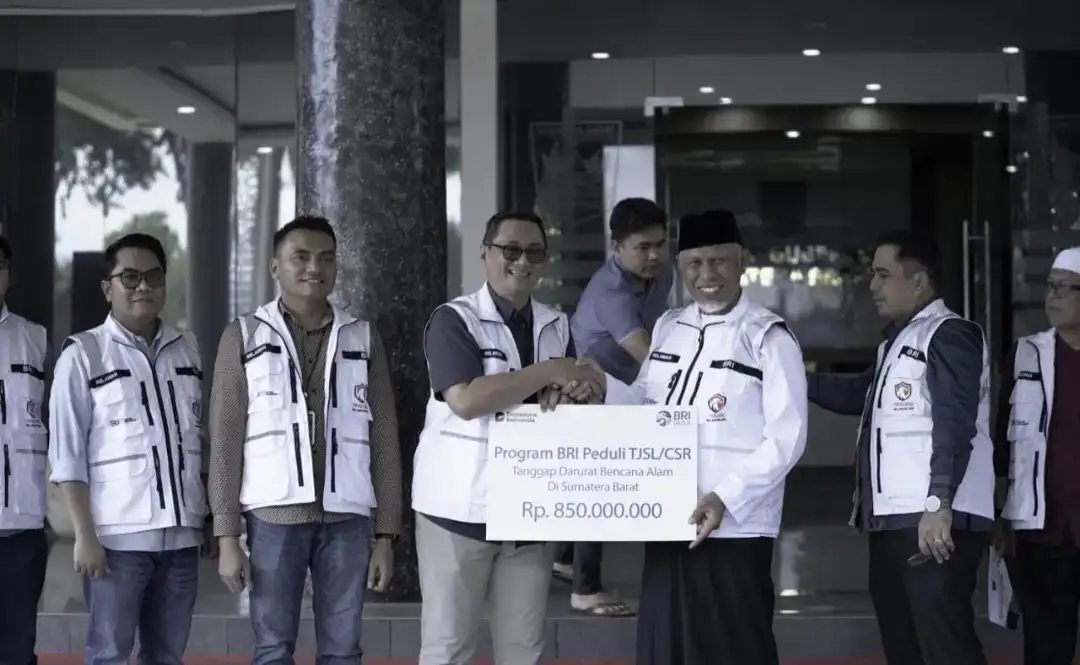 gubernur-mahyeldi-terima-bantuan-rp850-juta-dari-relawan-elang-bri-untuk-korban-bencana