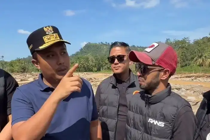 wagub-vasko-terima-bantuan-rp5-miliar-dari-raffi-ahmad-untuk-pemulihan-pascabencana-di-sumbar