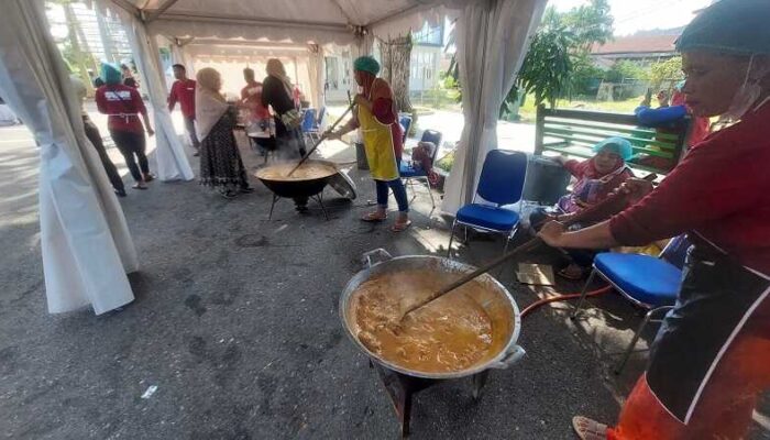 Memasak Randang, Eratkan Solidaritas Korban Bencana Alam
