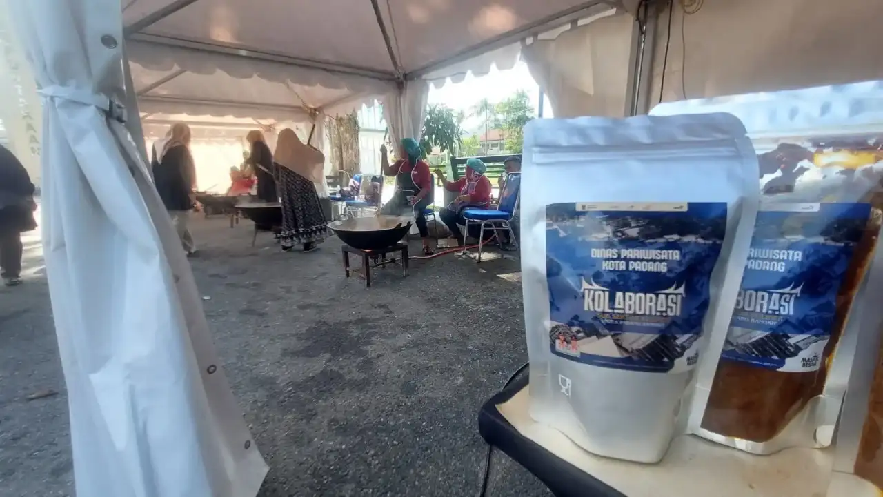 peduli-korban-banjir,-200-kg-rendang-disebar-di-empat-kecamatan-kota-padang