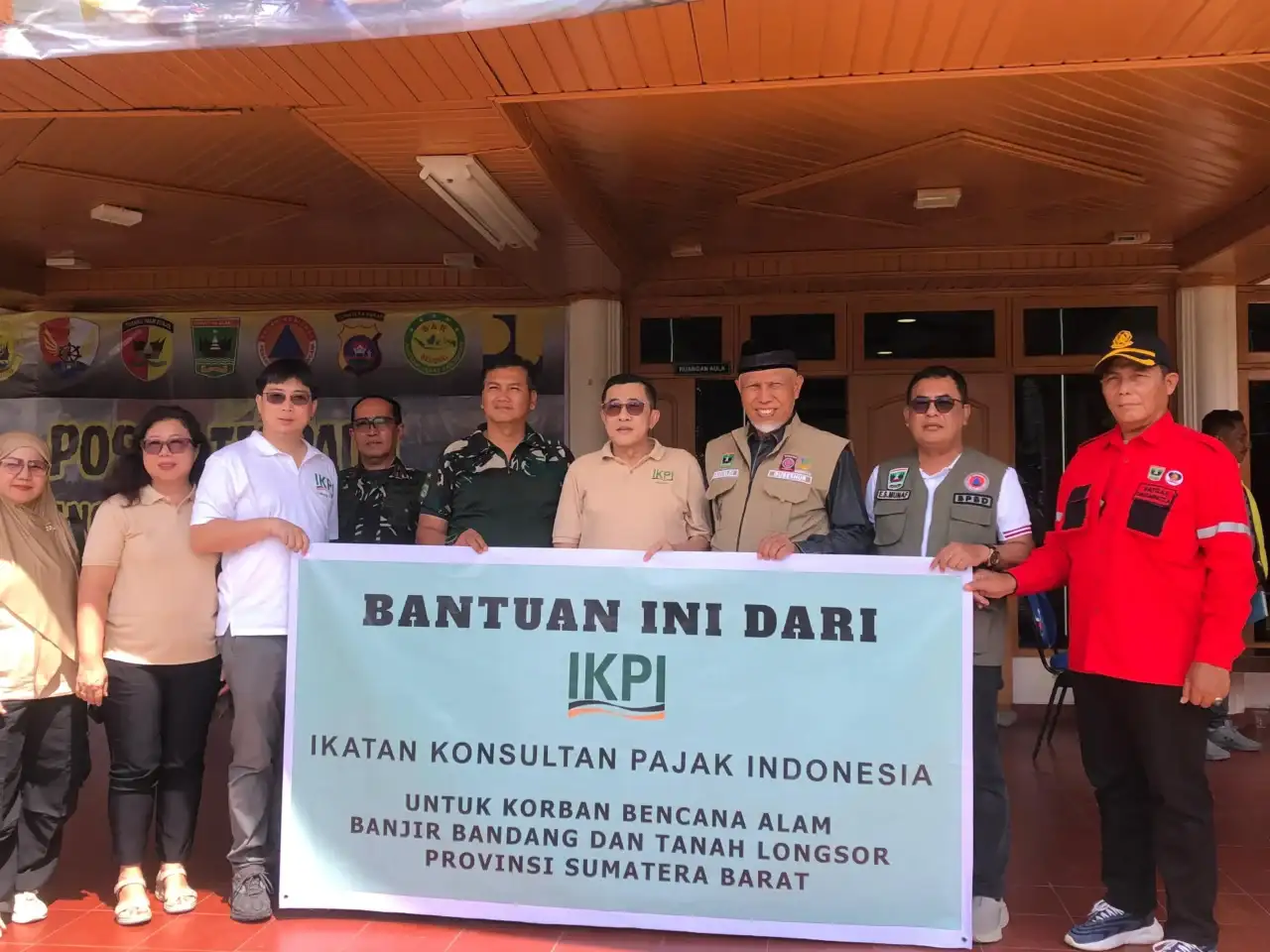 gubernur-mahyeldi-terima-bantuan-ikpi-sumbagteng-untuk-korban-bencana-hidrometeorologi-di-sumbar