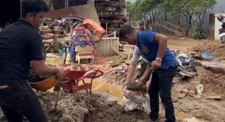 asn-pemko-padang-gotong-royong-bersihkan-sman-12-padang