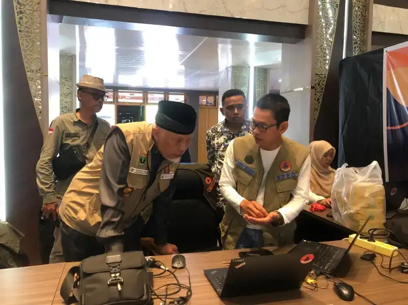 gubernur-mahyeldi-tinjau-proses-rekapitulasi-data-dampak-dan-penanganan-bencana-hidrometeorologi-di-sumbar