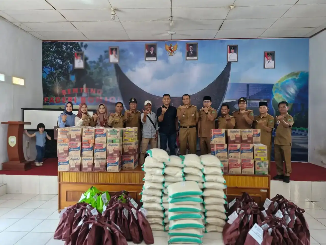 ikatan-keluarga-kecamatan-bonjol-(ikkb)-jabodetabek-bantu-korban-banjir-dan-tanah-longsor