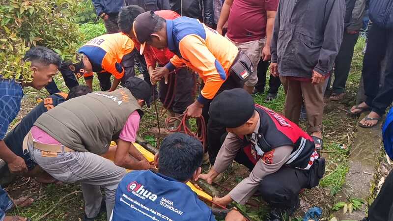 evakuasi-jenazah-dari-ngarai-sianok-dramatis,-walinagari-nekat-turun-dengan-tali