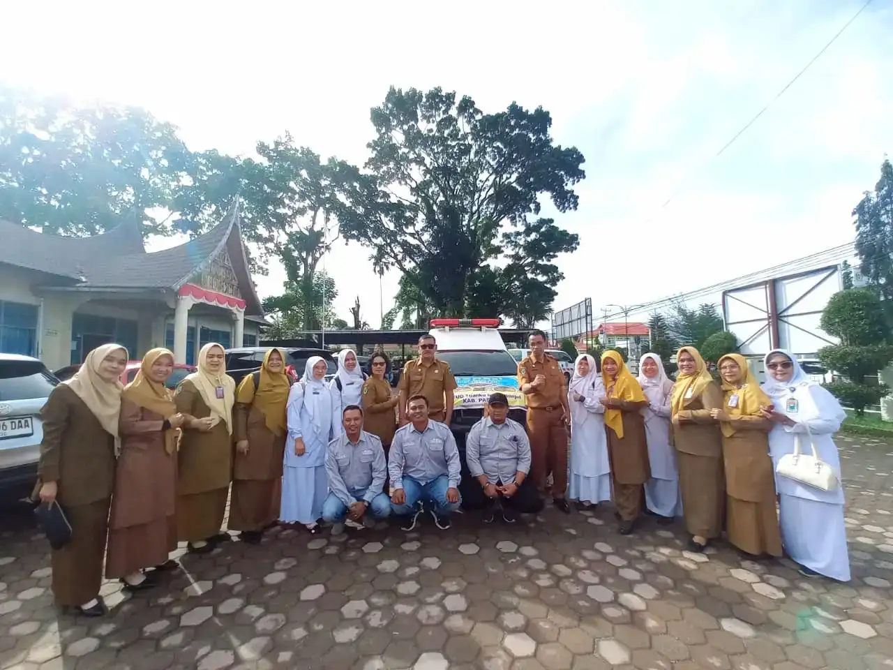 keluarga-besar-rsud-tuanku-imam-bonjol-bantu-korban-banjir-bandang-di-palembayan-agam