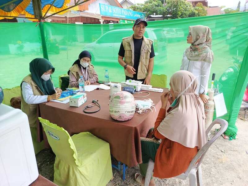 posko-semen-padang-peduli-tingkatkan-layanan-kesehatan-untuk-korban-banjir-bandang,-ilham-akbar:-“prioritas-kami-adalah-keselamatan-warga”