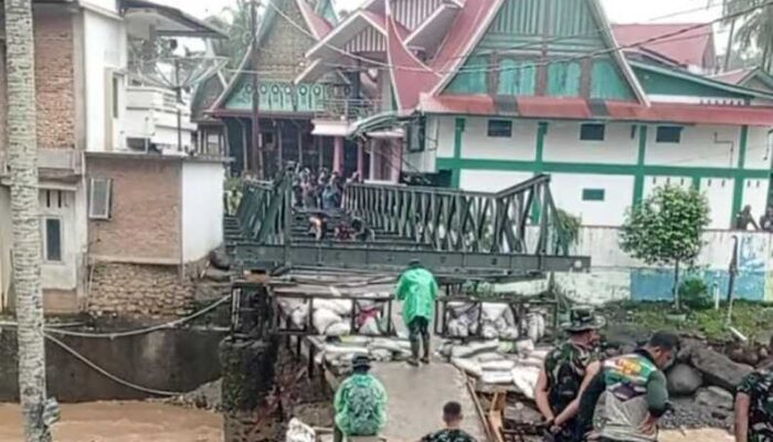 TNI Bangun Jembatan Darurat, Solok Kembali Terhubung