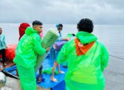 UNP Salurkan Bantuan, Ponton Jadi Andalan di Maninjau