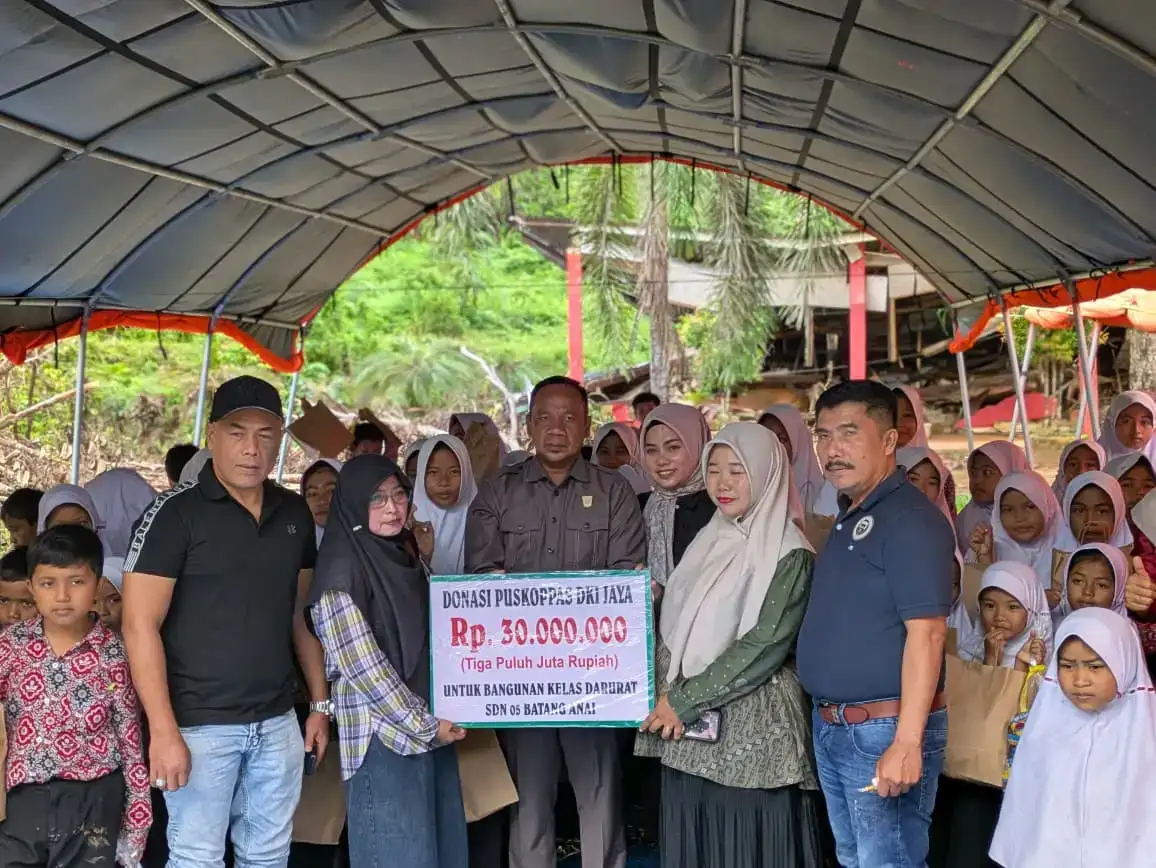 aprinaldi-terima-donasi-rp30-juta-dari-puskoppas-jaya-untuk-bangun-kelas-darurat-sd-05-batang-anai