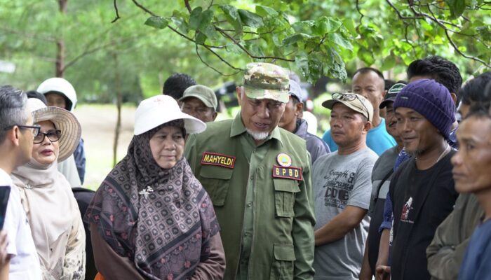 Mahyeldi Sentuh Nelayan Pasia Nan Tigo, Beri Bantuan