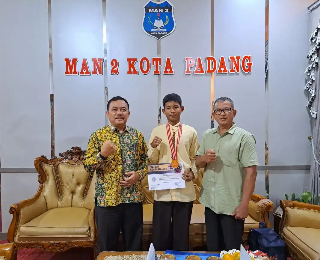 farhan,-siswa-man-2-padang-sabet-perunggu-di-kejurnas-kickboxing-2025