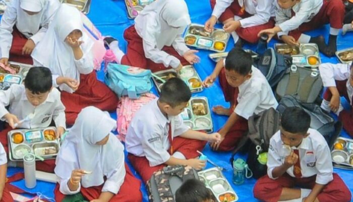 Makan Bergizi Gratis: Pemerintah Susun Strategi, Anak Sekolah Menanti