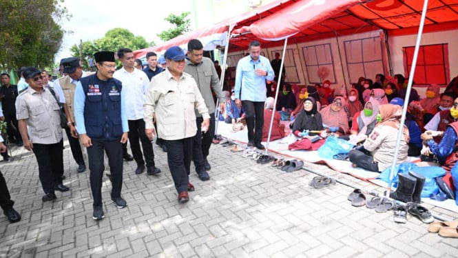 fokus-pemulihan-warga,-mendagri-tito-dampingi-presiden-prabowo-tinjau-banjir-langkat