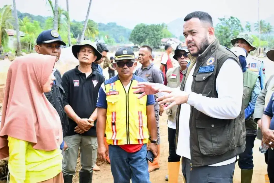 wako-fadly-amran-pimpin-gotong-royong-bersihkan-material-sisa-banjir-bandang-di-kapalo-koto