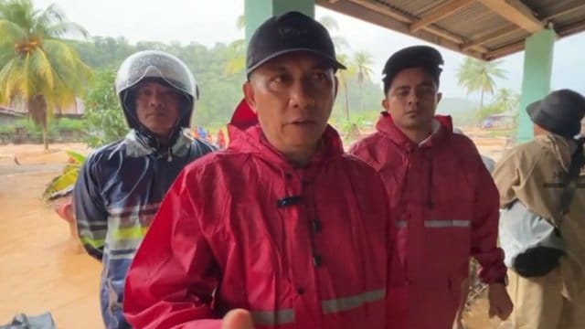 banjir-susulan-di-batu-busuk,-wakil-ketua-dprd-evi-yandri-‘basitungkin’-selamat-warga