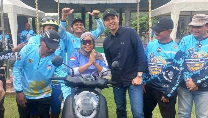 Walikota Sawahlunto Beri Scoopy, Pesepeda Payakumbuh Tersenyum