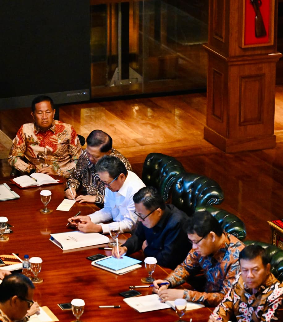 panggil-sejumlah-menteri-ke-hambalang, presiden-prabowo-bahas-percepatan-penanganan-bencana-dan-libur-akhir-tahun