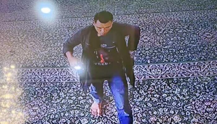 CCTV Tangkap Basah Pencuri Kotak Amal Masjid di Solok