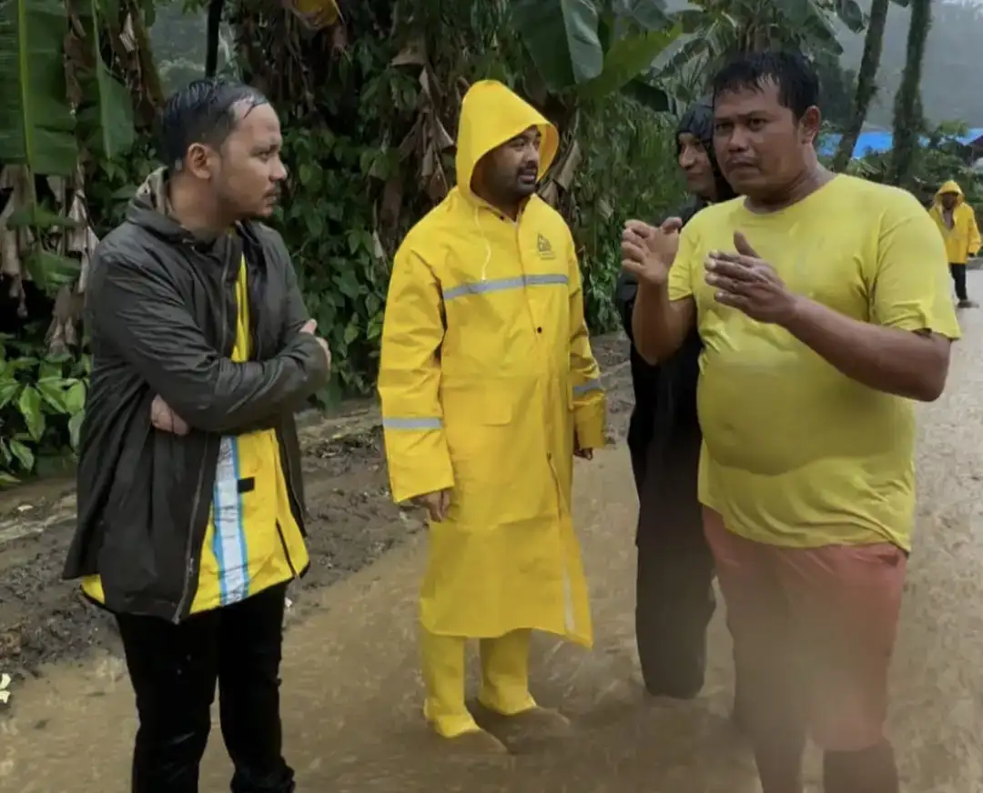 di-tengah-hujan-deras,-zigo-rolanda-pantau-pengerjaan-normalisasi-sungai-gunung-nago