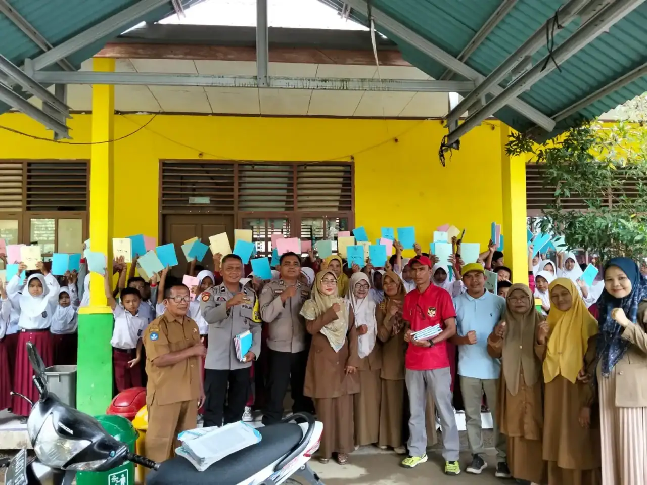 ketua-kkgo-lengayang-bagikan-buku-dan-baju-layak-pakai-kepada-siswa-sd-terdampak-bencana-alam