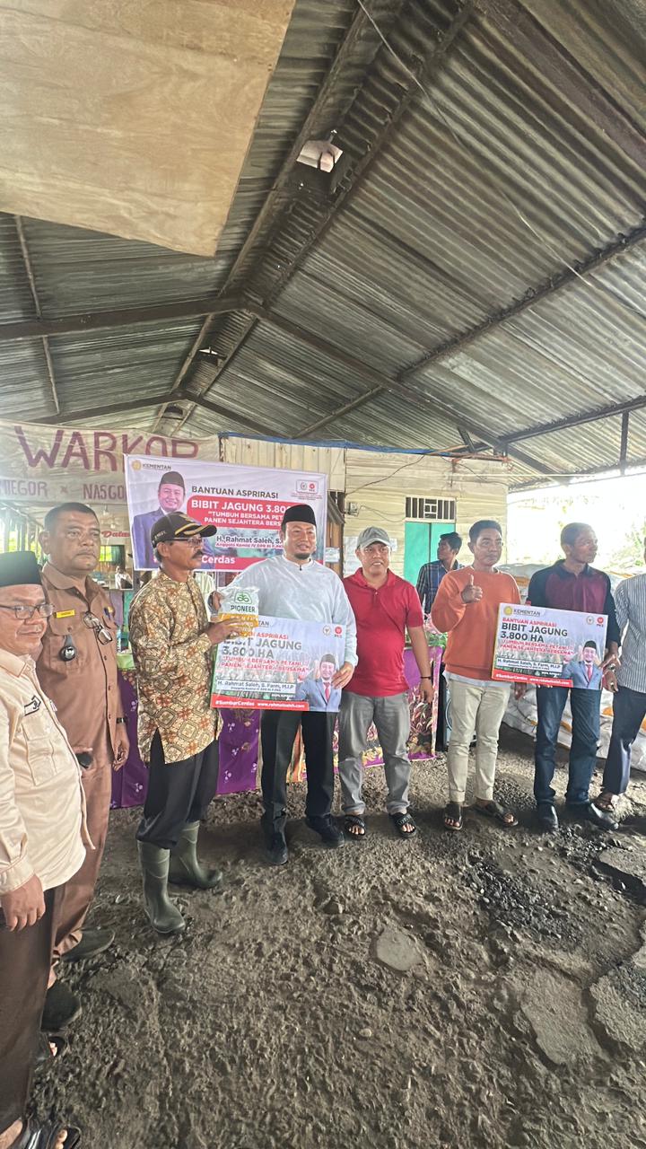 dorong-kemandirian-petani,-rahmat-saleh-serahkan-8-ton-bibit-jagung-di-pancung-soal