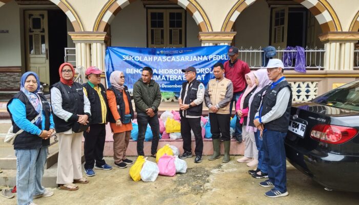 Tim PKM Unand Ulurkan Tangan, Bantu Korban Agam